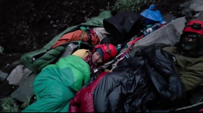 Berlangsung Dramatis di Tebing, Tim Relawan Tidur Semalam Bersama Jasad Juliana Marins