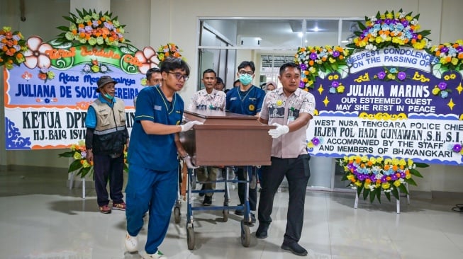 Petugas medis memindahkan peti jenazah pendaki Gunung Rinjani berkewarganegaraan Brazil Juliana Marins ke mobil ambulans untuk dibawa ke Bali, di Rumah Sakit Bhayangkara Polda NTB di Mataram, NTB, Kamis (26/6/2025). [ANTARA FOTO/Ahmad Subaidi/tom]