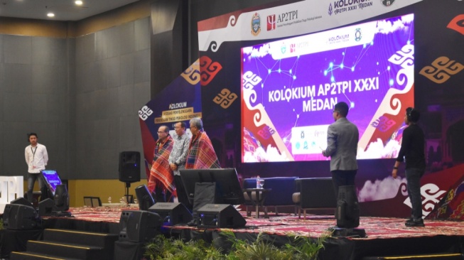 Tradisi Menyapa Akademisi, Ulos Jadi Simbol Kehormatan di AP2TPI 2025 Medan