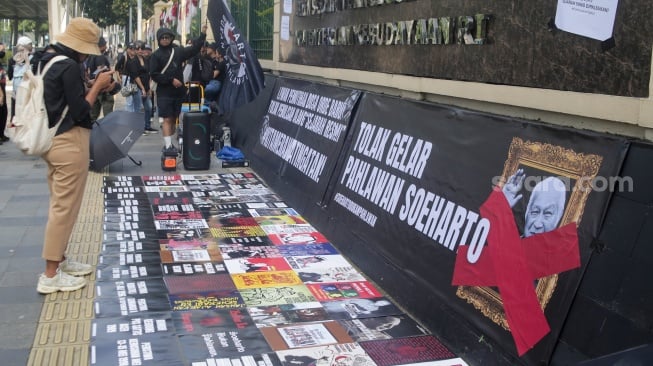 Warga yang tergabung dalam Koalisi Masyarakat Sipil saat menggekar aksi di depan Gedung Kementerian Kebudayaan, Jakarta, Kamis (26/6/2025). [Suara.com/Alfian Winanto]

