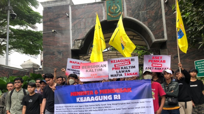 Kejaksaan Agung (Kejagung) didesak untuk turun tangan mengusut dugaan penyelewengan aset di wilayah Cilandak, Jakarta Selatan milik Pemkab Kutai Timur, Kaltim yang diduga melibatkan mafia tanah. Desakan itu disampaikan massa PMII Kaltim saat menggelar aksi unjuk rasa di depan gedung Kejaksaan Agung, Rabu (25/6/2025). (ist)