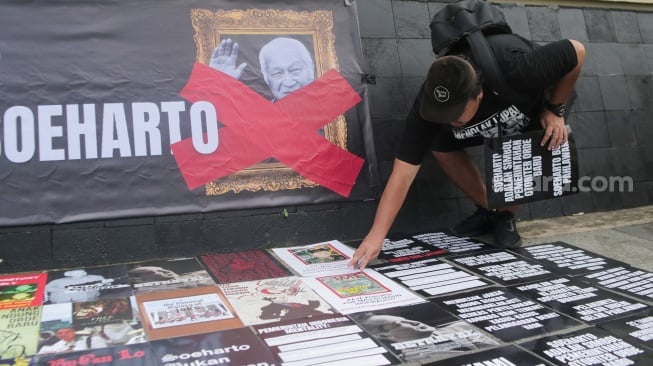 Warga yang tergabung dalam Koalisi Masyarakat Sipil saat menggekar aksi di depan Gedung Kementerian Kebudayaan, Jakarta, Kamis (26/6/2025). [Suara.com/Alfian Winanto]

