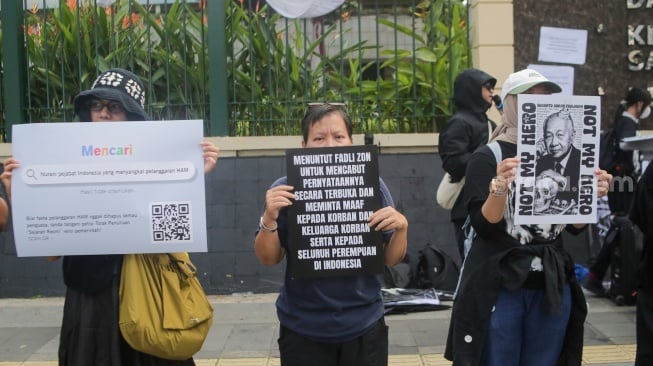 Warga yang tergabung dalam Koalisi Masyarakat Sipil saat menggekar aksi di depan Gedung Kementerian Kebudayaan, Jakarta, Kamis (26/6/2025). [Suara.com/Alfian Winanto]
