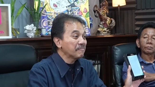 Pakar telematika, Roy Suryo membeberkan chat permintaan maaf mantan Wamendes Paiman Raharjo. (tangkapan layar/Youtube)