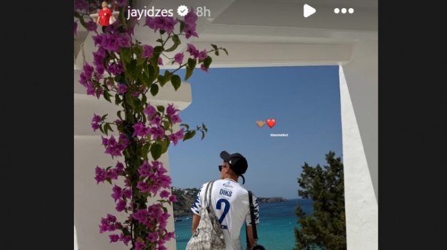 Bek timnas Indonesia, Jay Idzes pamer kenakan jersey pemain keturunan seharga Rp86,91 miliar yakni Kevin Diks. (Instagram/@jayidzes)