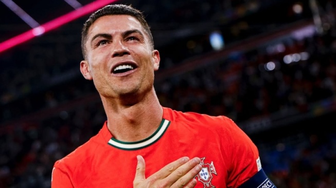 Spekulasi seputar karier salah satu ikon terbesar sepak bola dunia, Cristiano Ronaldo, akhirnya menemui titik terang. Bintang lapangan hijau yang kini membela panji Al-Nassr di Liga Pro Arab Saudi ini dikabarkan telah mencapai kesepakatan signifikan. (IG Cristiano Ronaldo)