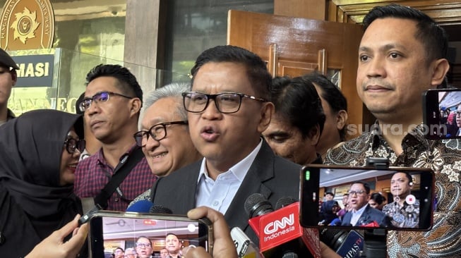 Hasto Bantah Gebrak Meja saat Berselisih dengan Riezky Aprilia
