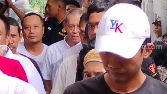 Fariz RM bersama terdakwa lain tiba di Pengadilan Negeri Jakarta Selatan hari ini, Kamis (26/6/2025) untuk menjalani sidang kasus narkotika. [Adiyoga Priyambodo/Suara.com]