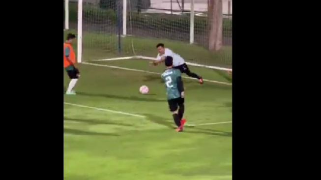 Heboh Gibran Jadi Striker Lapangan Hijau, Netizen Riuh: Skill Tingkat Wapres atau Gimmick Politik?