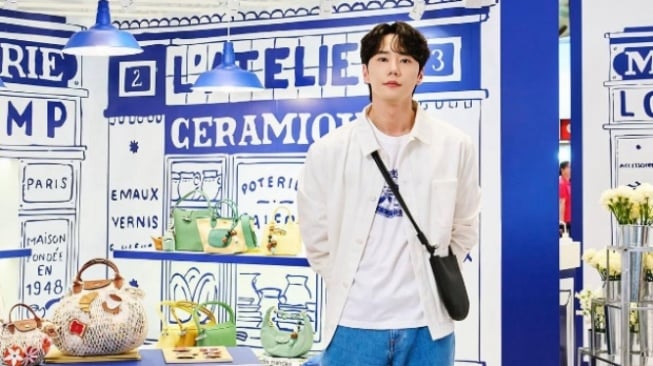 Tampil Stylish ala Lee Jun-young, Ini 3 Inspirasi Outfit Casual dan Elegan