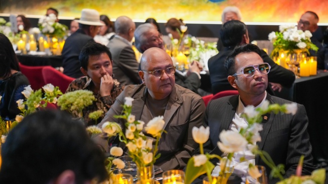 Acara lelang ini turut dihadiri berbagai tokoh ternama seperti Menpora Dito Ariotedjo, Irwan Mussry, Raffi Ahmad, Ari Wibowo serta para pegiat industri kreatif dan mitra strategis OPPO (Dok: OPPO Indonesia)