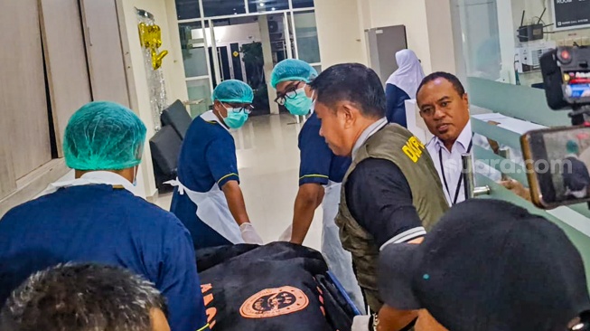 Sejumlah petugas medis membawa jenazah pendaki Gunung Rinjani berkewarganegaraan Brazil Juliana Marins saat tiba di Rumah Sakit Bhayangkara Polda NTB di Mataram, NTB, Rabu (25/6/2025). [ANTARA FOTO/Ahmad Subaidi/rwa]
