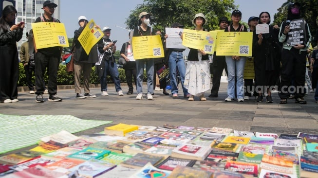 Warga yang tergabung dalam Koalisi Masyarakat Sipil saat menggekar aksi di depan Gedung Kementerian Kebudayaan, Jakarta, Kamis (26/6/2025). [Suara.com/Alfian Winanto]

