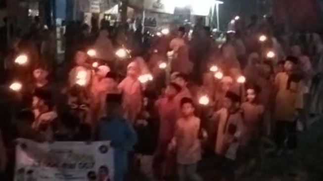 Pawai Obor di Jalan Raya Ciampea-Leuwiliang Bogor Dalam Rangka menyambut Tahun Baru Islam [Andi/Suarabogor]