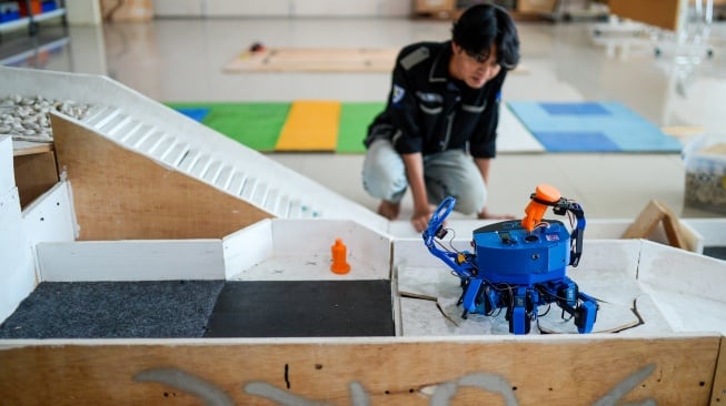 Mahasiswa dari tim Untirta Robotic Club mengamati uji coba robot penyelamat atau Search and Rescue (SAR) yang diberi nama Tirtapod di Fakultas Teknik Universitas Sultan Ageng Tirtayasa, Kota Cilegon, Banten, Rabu (25/6/2025). [ANTARA FOTO/Muhammad Bagus Khoirunas/agr]