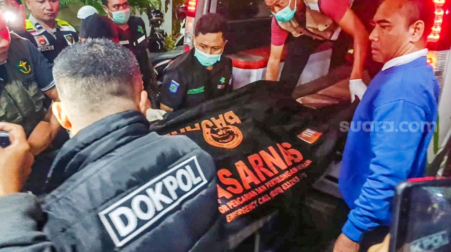 Sejumlah petugas medis menurunkan jenazah pendaki Gunung Rinjani berkewarganegaraan Brazil Juliana Marins saat tiba di Rumah Sakit Bhayangkara Polda NTB di Mataram, NTB, Rabu (25/6/2025). [ANTARA FOTO/Ahmad Subaidi/rwa]