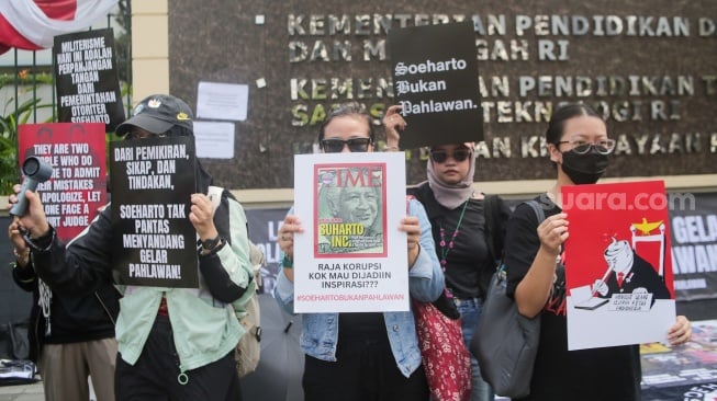 Warga yang tergabung dalam Koalisi Masyarakat Sipil saat menggekar aksi di depan Gedung Kementerian Kebudayaan, Jakarta, Kamis (26/6/2025). [Suara.com/Alfian Winanto]
