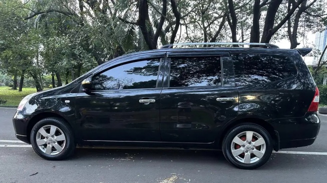Nissan Grand Livina (2009). (OLX)