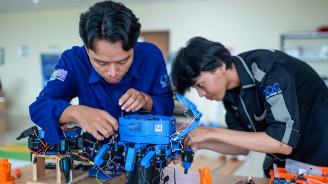 Mahasiswa dari tim Untirta Robotic Club melakukan pemasangan robot penyelamat atau Search and Rescue (SAR) yang diberi nama Tirtapod di Fakultas Teknik Universitas Sultan Ageng Tirtayasa, Kota Cilegon, Banten, Rabu (25/6/2025). [ANTARA FOTO/Muhammad Bagus Khoirunas/agr]