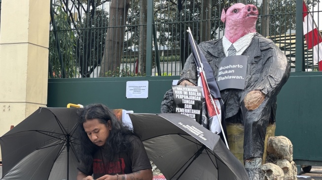 Aksi Boneka Babi di Kemendikbud: Protes Gelar Pahlawan Soeharto dan Pernyataan Fadli Zon Soal '98