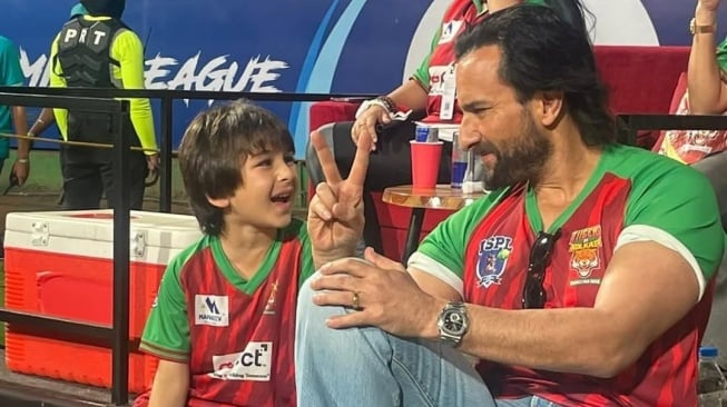 Saif Ali Khan bersama putra sulungnya, Taimur. [Instagram]