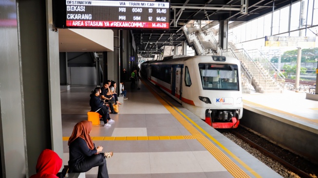 Suasana di Stasiun Tanah Abang Jakarta, Jumat (27/6/2025). [Suara.com/Alfian Winanto]