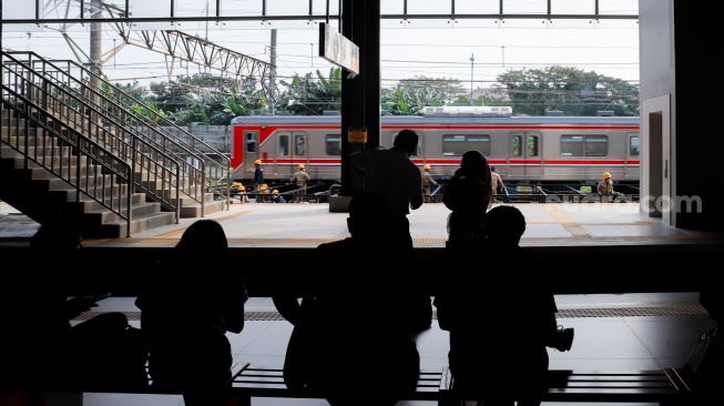 Suasana di Stasiun Tanah Abang Jakarta, Jumat (27/6/2025). [Suara.com/Alfian Winanto]