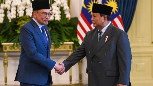 Presiden Prabowo Subianto (kanan) berjabat tangan dengan Perdana Menteri Malaysia Anwar Ibrahim (kiri) sebelum pertemuan bilateral di Istana Merdeka, Jakarta, Jumat (27/6/2025). [ANTARA FOTO/Galih Pradipta/app/nym]