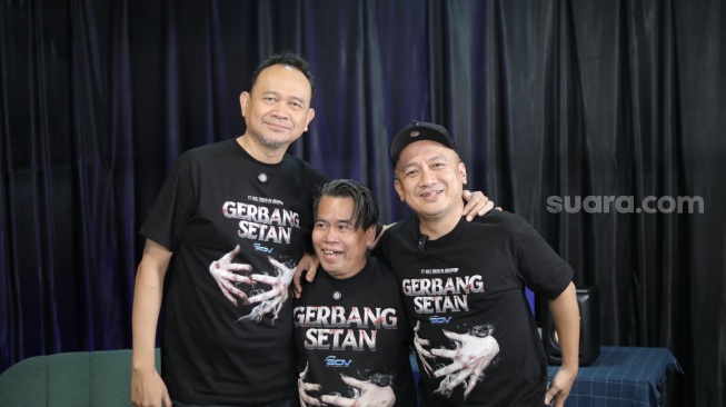 Pemain film Gerbang Setan; Cak Lontong, Bopak Castello dan McDanny  saat hadir ke kantor Suara.com kawasan Kuningan, Jakarta Selatan pada Kamis, 26 Juni 2025 [Suara.com/Ramadhani Adi Nugroho]