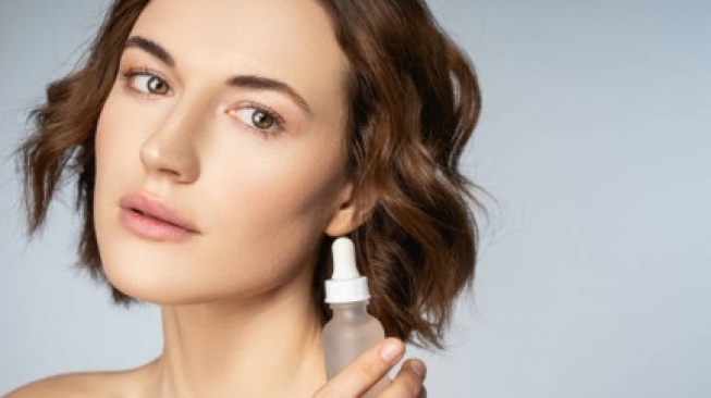 Serum atau Krim Wajah? Ini Cara Pakai yang Tepat untuk Usia 40+ agar Kulit Tetap Awet Muda
