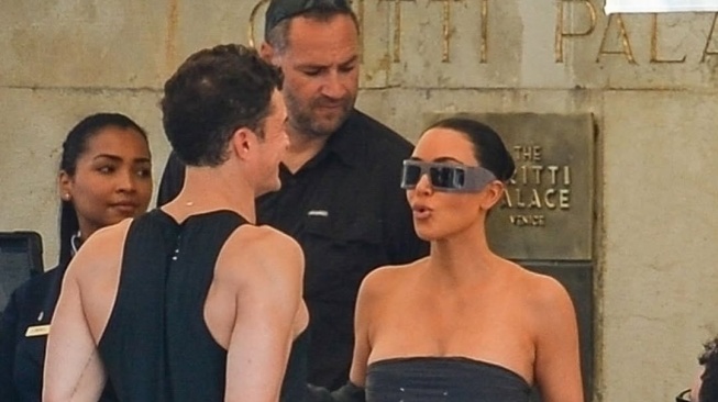 Kim Kardashian dan Orlando Bloom bertemu di acara pernikahan Jeff Bezos di Italia. [Just Jared]