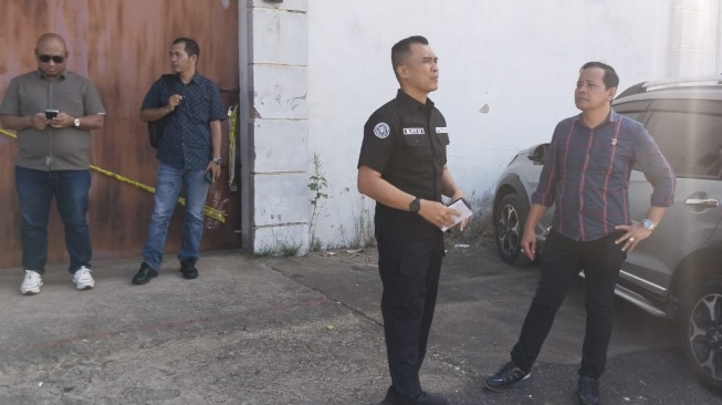 Ditreskrimsus Polda Kalbar lakukan alah TKP diduga tempat penyimpanan oli palsu (Ist)