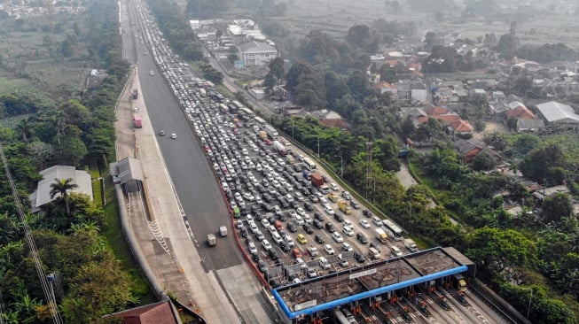 Foto udara antrean kendaraan keluar gerbang Tol Ciawi, jalur wisata Puncak, Ciawi, Kabupaten Bogor, Jawa Barat, Jumat (27/6/2025). [ANTARA FOTO/Yulius Satria Wijaya/bar]