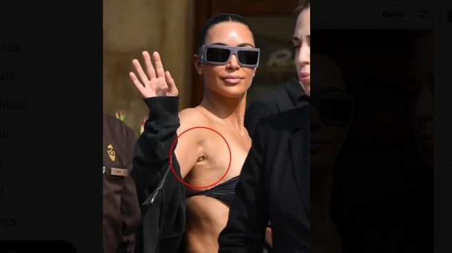 Ketiak Kim Kardashian saat menghadiri acara pernikahan Jeff Bezos di Italia mencuri perhatian. [X/@CentennialMan]