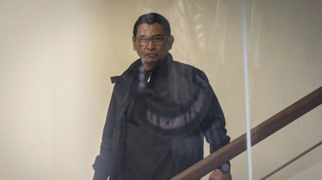 Mantan Wakil Direktur Utama Bank Rakyat Indonesia (BRI) Catur Budi Harto berjalan menuruni tangga usai menjalani pemeriksaan di Gedung Merah Putih KPK, Jakarta, Kamis (26/6/2025). Catur Budi Harto diperiksa penyidik KPK sebagai saksi dalam kasus dugaan korupsi terkait dengan pengadaan mesin electronic data capture (EDC) di PT BRI (Persero) yang tejadi pada tahun 2023-2024. ANTARA/Bayu Pratama S.