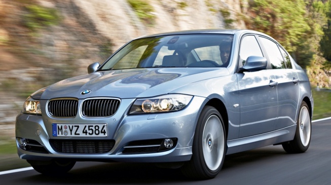 E90 BMW 3 Series. (Carscoza)