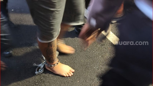 Pelaku penembakan WN Australia di Bali saat berada di Mapolres Badung, Kamis (26/6/2025) (suara.com/Putu Yonata Udawananda)