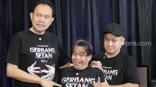 Pemain film Gerbang Setan; Cak Lontong, Bopak Castello dan McDanny  saat hadir ke kantor Suara.com kawasan Kuningan, Jakarta Selatan pada Kamis, 26 Juni 2025 [Suara.com/Ramadhani Adi Nugroho]