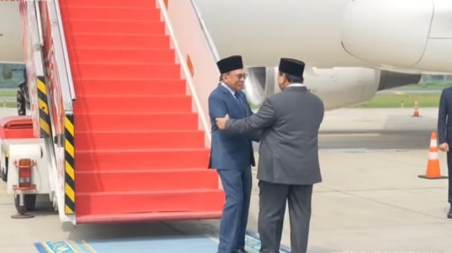 PM Malaysia Anwar Ibrahim Tiba di Indonesia, Disambut Pelukan Hangat Prabowo