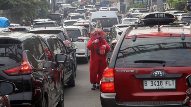 Antrean kendaraan saat diberlakukan rekayasa lalu lintas sistem satu arah menuju kawasan wisata Puncak , Gadog, Kabupaten Bogor, Jawa Barat, Jumat (27/6/2025). [ANTARA FOTO/Yulius Satria Wijaya/bar]