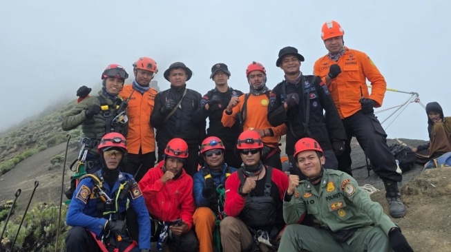 Tyo Survival bersama tim relawan evakuasi jenazah Juliana Marins [Instagram/tyo_survival]