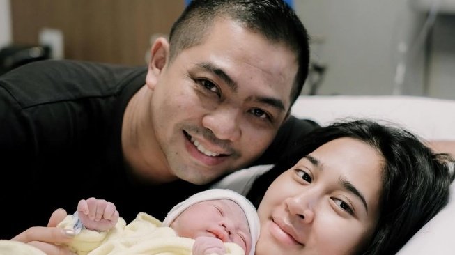 Ade Govinga Tak Sanggup Lihat Istri Melahirkan, Kenapa?