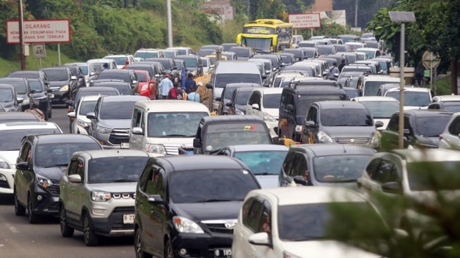 Antrean kendaraan saat diberlakukan rekayasa lalu lintas sistem satu arah menuju kawasan wisata Puncak , Gadog, Kabupaten Bogor, Jawa Barat, Jumat (27/6/2025). [ANTARA FOTO/Yulius Satria Wijaya/bar]