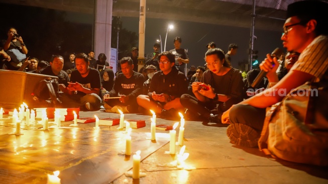 Peserta aksi berdoa saat peringatan 1.000 hari Tragedi Kanjuruhan di depan Museum Polri, Jakarta, Jumat (27/6/2025). [Suara.com/Alfian Winanto]