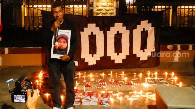 Bambang Lesmono, Ayah dari Almarhum Putri Lestari memberikan pernyataan saat peringatan 1.000 hari Tragedi Kanjuruhan di depan Museum Polri, Jakarta, Jumat (27/6/2025). [Suara.com/Alfian Winanto]