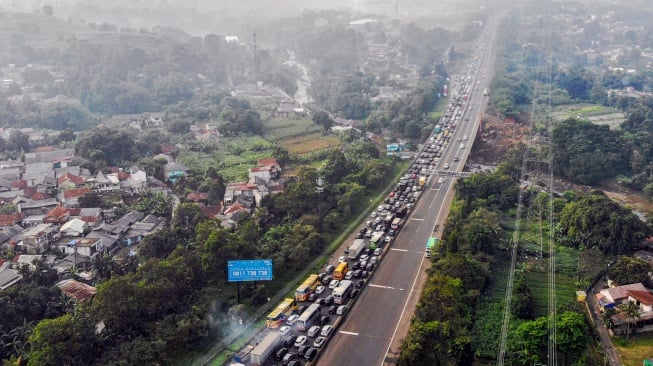 Foto udara antrean kendaraan keluar gerbang Tol Ciawi, jalur wisata Puncak, Ciawi, Kabupaten Bogor, Jawa Barat, Jumat (27/6/2025). [ANTARA FOTO/Yulius Satria Wijaya/bar]