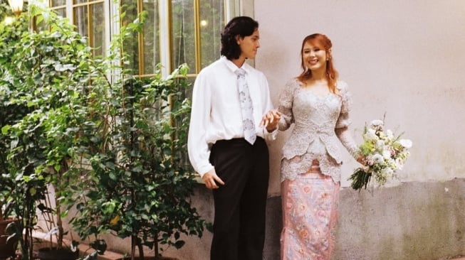 Nadin Amizah resmi bertunangan dengan Faishal Tanjung. [Instagram]