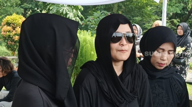 Mita The Virgin hadir di pemakaman ibunya di TPU Tanah Kusir, Jakarta Selatan, Sabtu (28/6/2025). [Rena Pangesti/Suara.com]