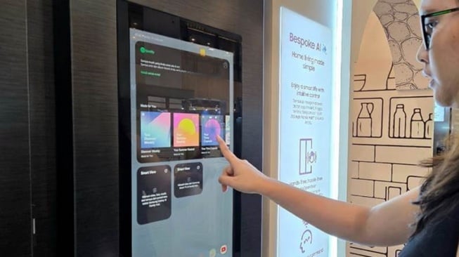 Kulkas Samsung Bespoke AI with Family Hub. [Samsung Indonesia]