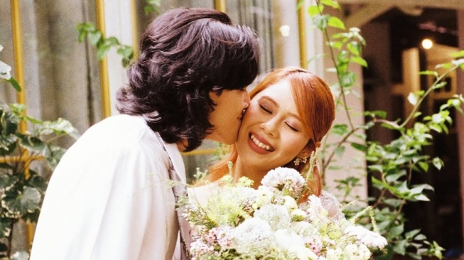 Nadin Amizah resmi bertunangan dengan Faishal Tanjung. [Instagram]